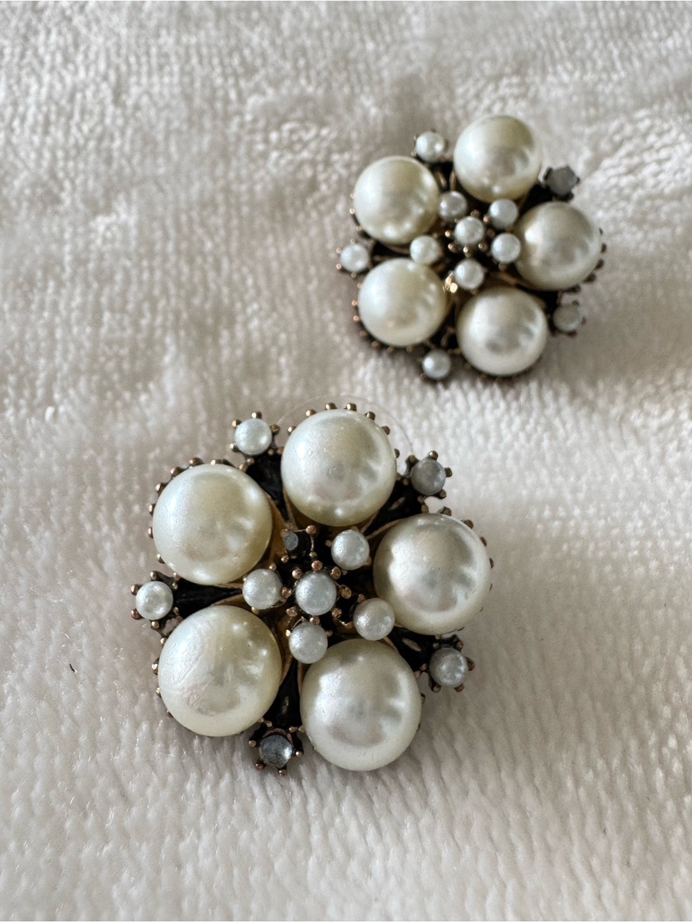 Banana Republic Pearl Earrings floral clover design